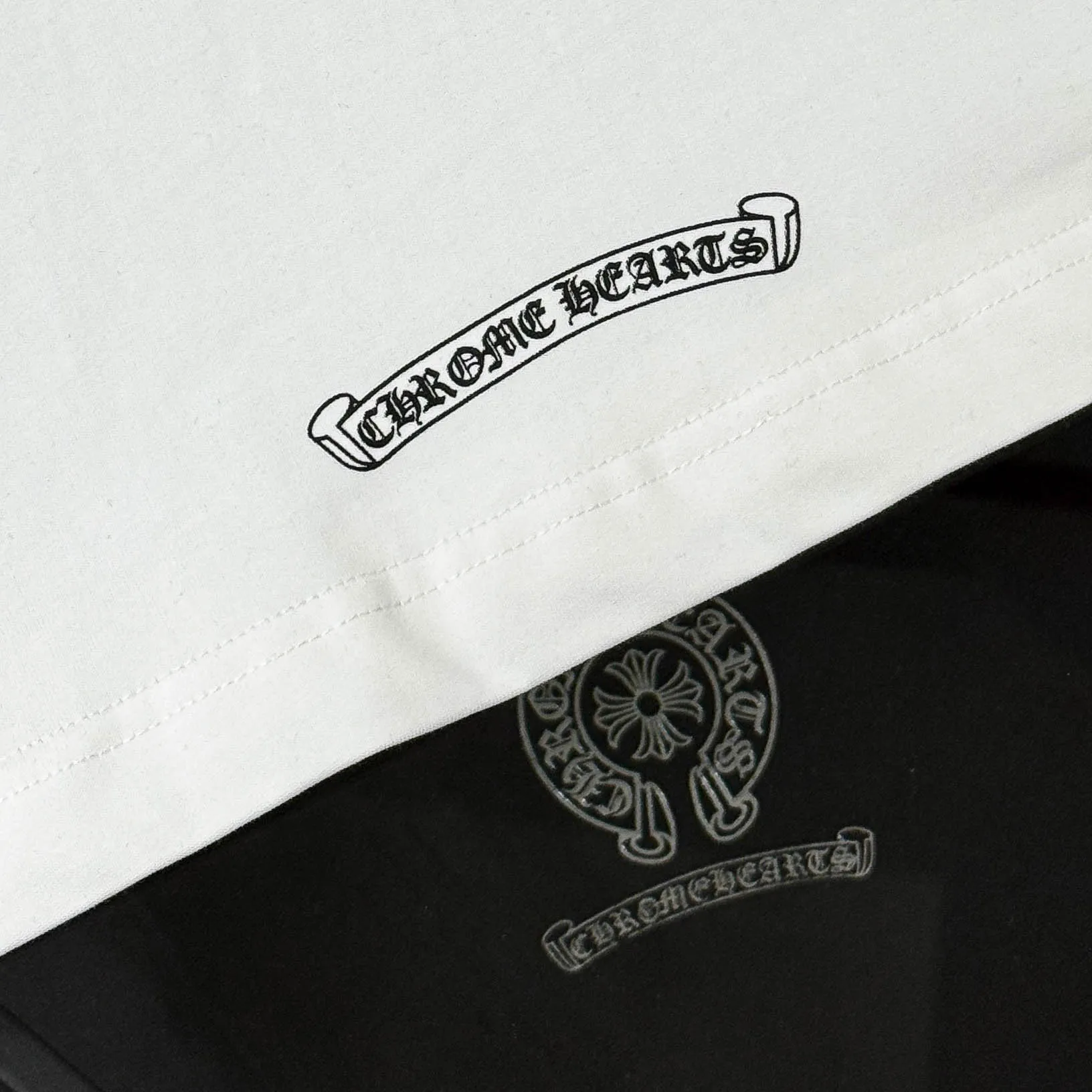 P170 Chrome Hearts Chrome Hearts 25 high-end versions. The fabric is made of 300 grams of high-density pure cotton. It does not deform or shrink. It has three labels. It is the same style for men and women. Technology: Digital printing. Color: White. Black. SIZE: S-XL.